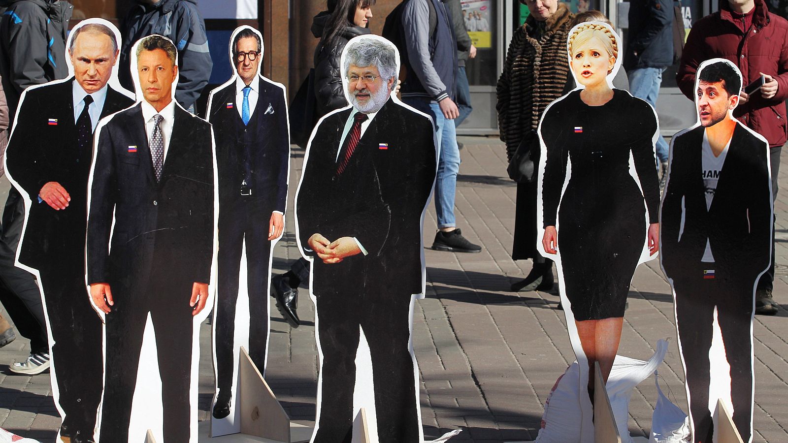 En Ucrania hay elecciones este domingo, y el candidato mejor situado en los sondeos, por delante del actual presidente, es un popular cómico del país que promete acabar con la corrupción. Vladímir Zelenski se ha hecho famoso, además, por interpretar