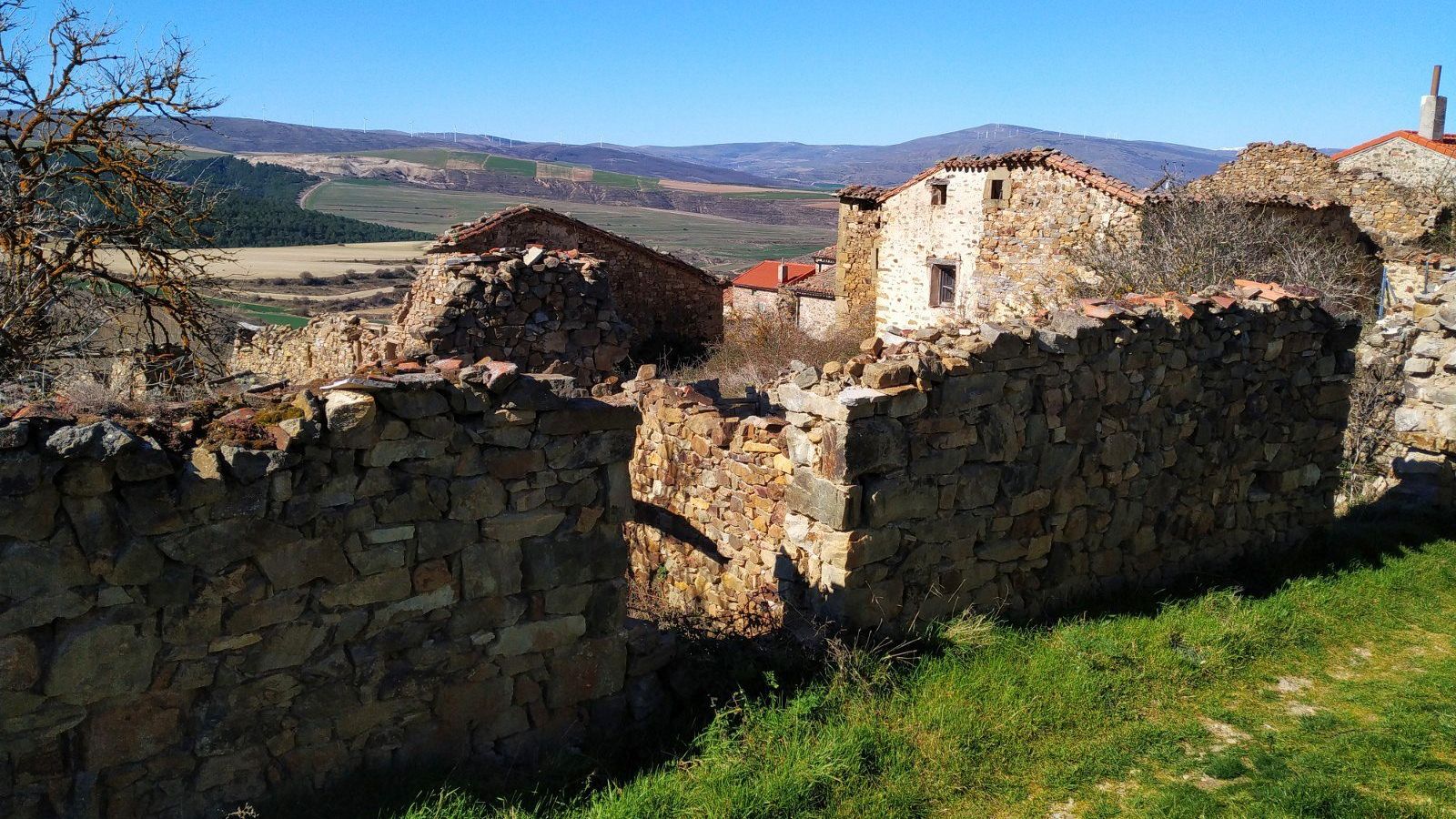 Desde 2011, el 80% de los municipios españoles pierden población, un fenómeno que el Gobierno quiere combatir y para lo que ha presentado una estrategia nacional. El objetivo es lograr la igualdad real ente el mundo rural y el mundo urbano. Una igual
