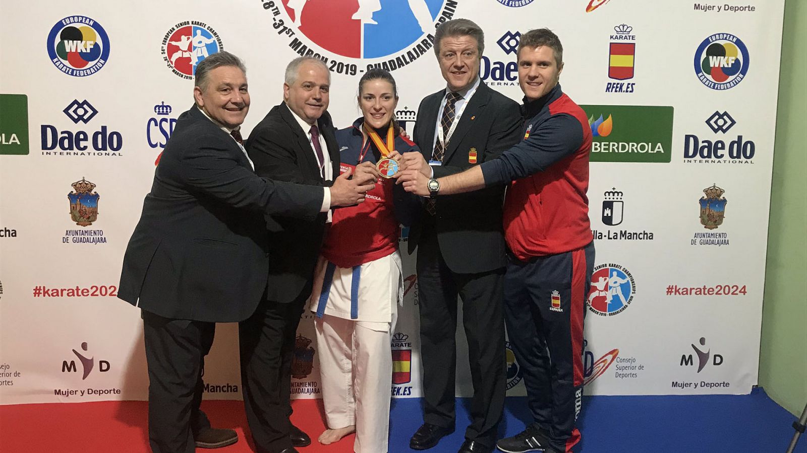 La entrega de medalla de kumite +68 kg., con Laura Palacio, emocionadísima, en lo más alto del cajón