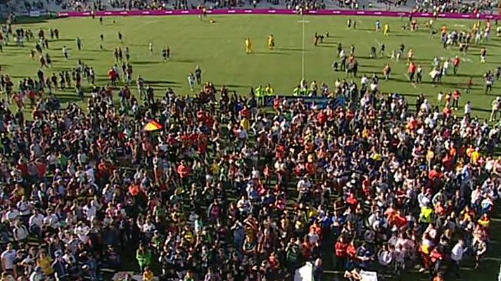 Las jugadoras alzan la copa ante el delirio de 9.000 espectadores