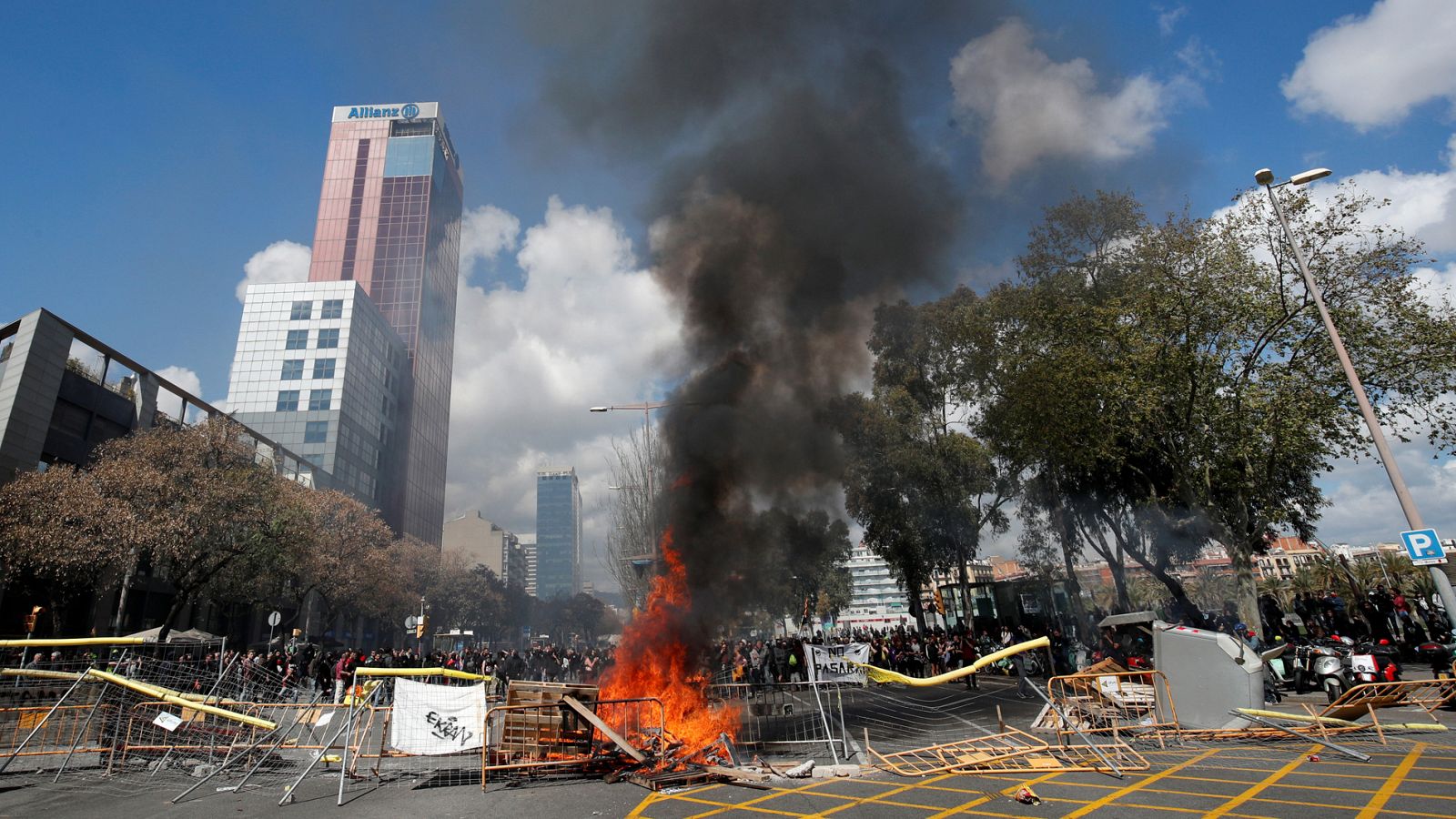 Telediario 1: Varios detenidos en Barcelona en las protestas de los CDR contra un acto de Vox | RTVE Play