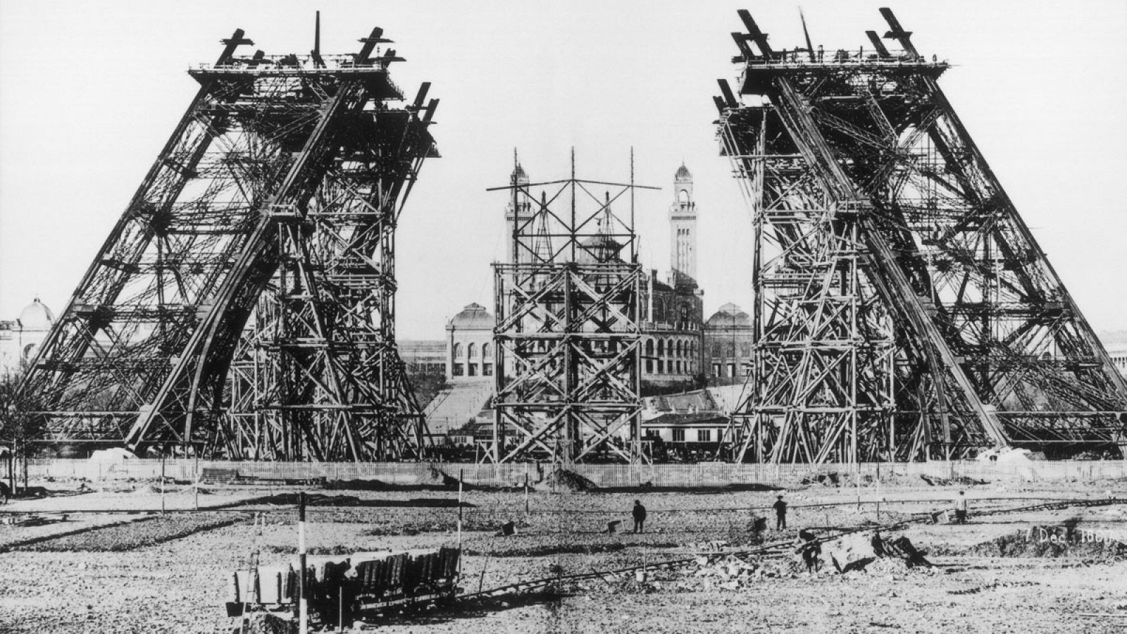  La torre Eiffel se mantiene imponente en su 130 cumpleaños