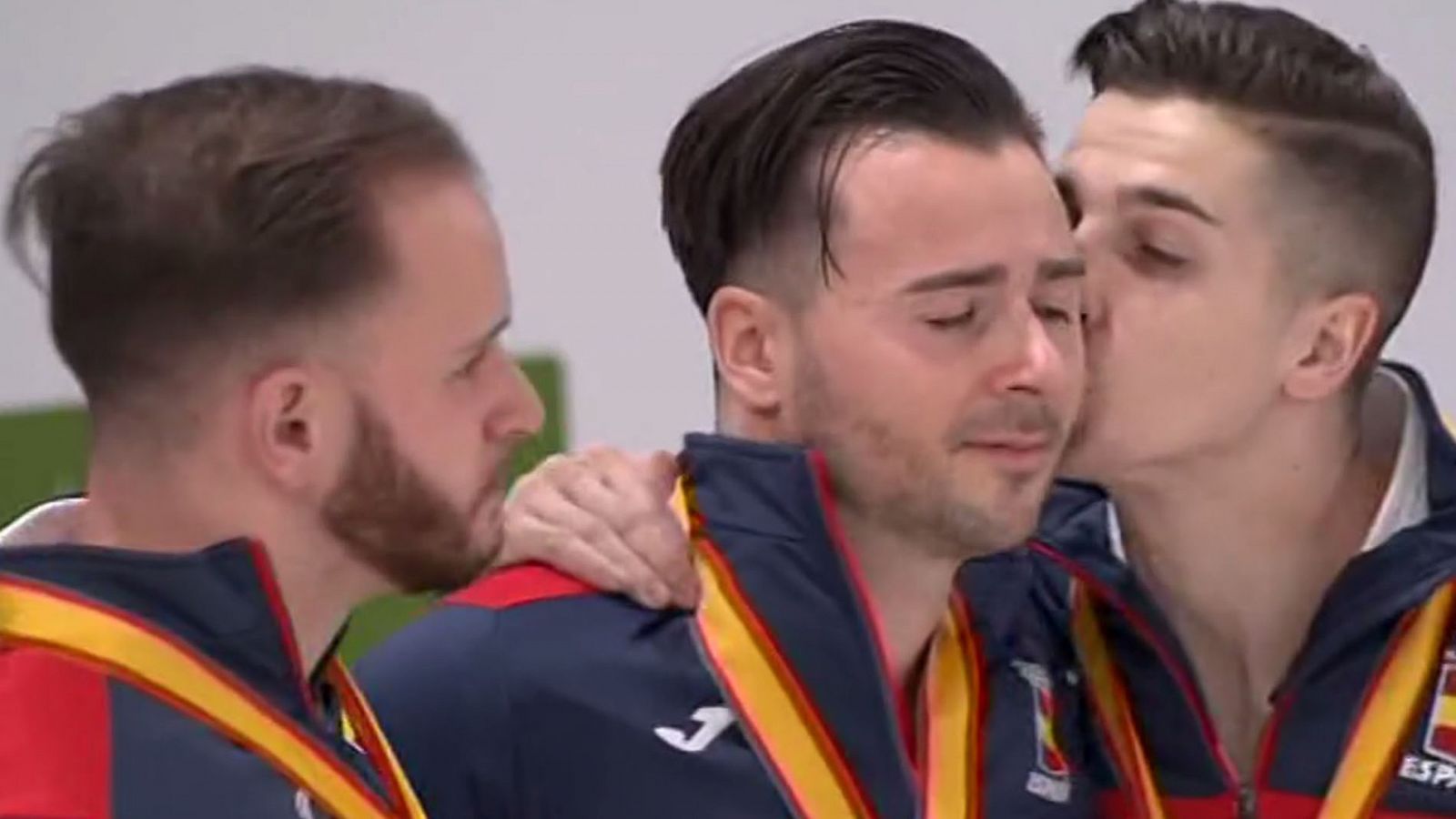 Europeos de Kárate 2019 | El equipo de kata español se funde en un abrazo entre lágrimas en el podio