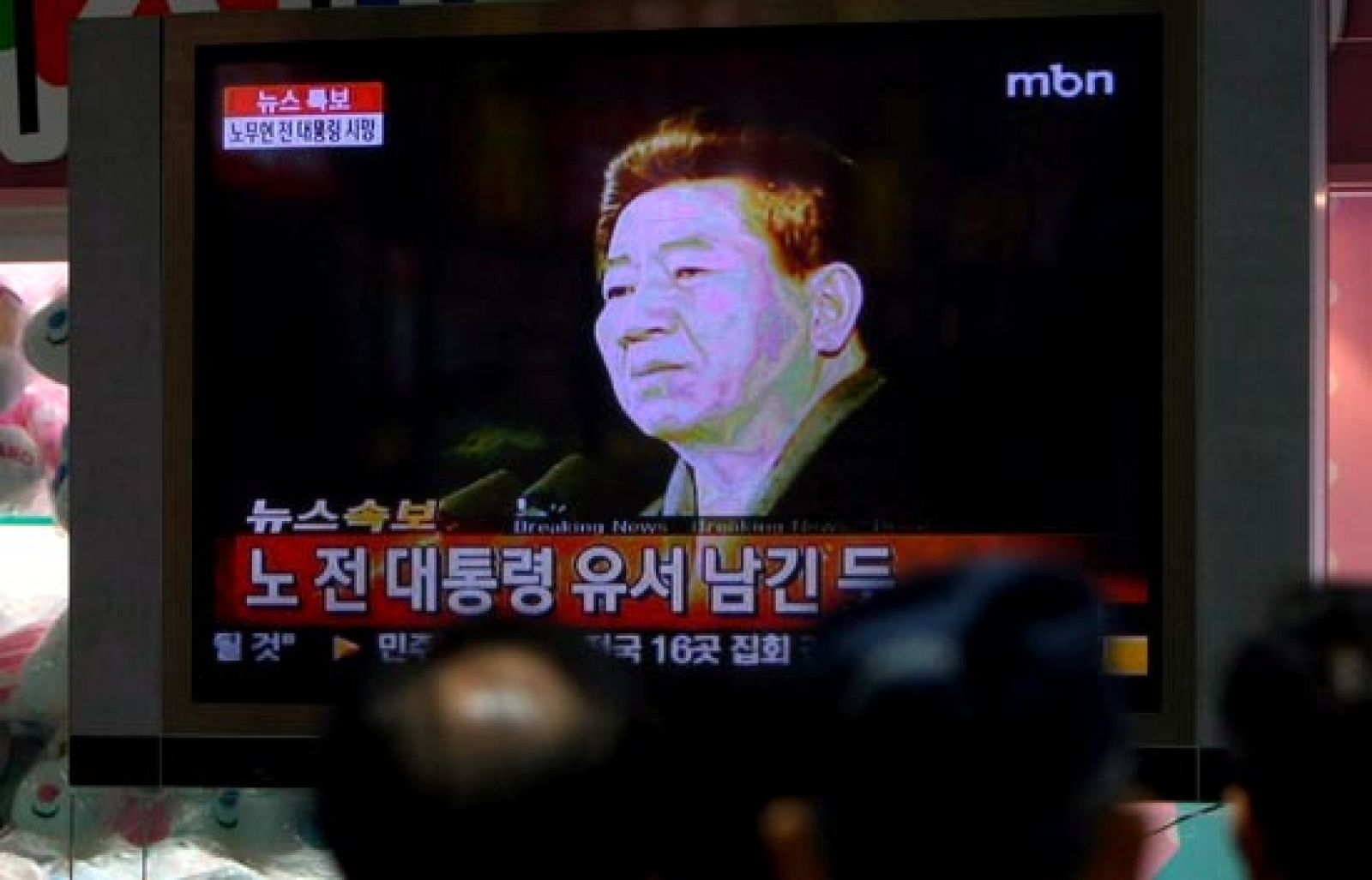 Roh Moo-hyun, presidente de Corea del Sur entre 2003 y febrero de 2008, se ha suicidado en plena investigación de un escándalo por supuestos sobornos millonarios durante su mandato, informaron los medios surcoreanos.