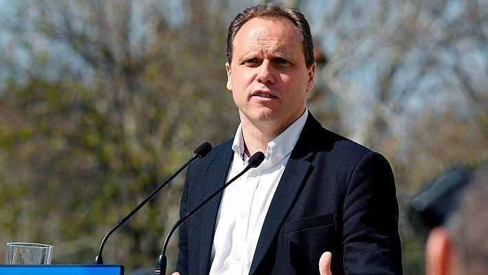 Telediario 1 - PSOE y Podemos critican que el PP quiera recortar las pensiones y Casado los acusa de demagogia