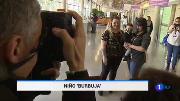Telediario 1 - Un 'niño burbuja' se cura gracias a ser diagnosticado precozmente con la prueba del talón