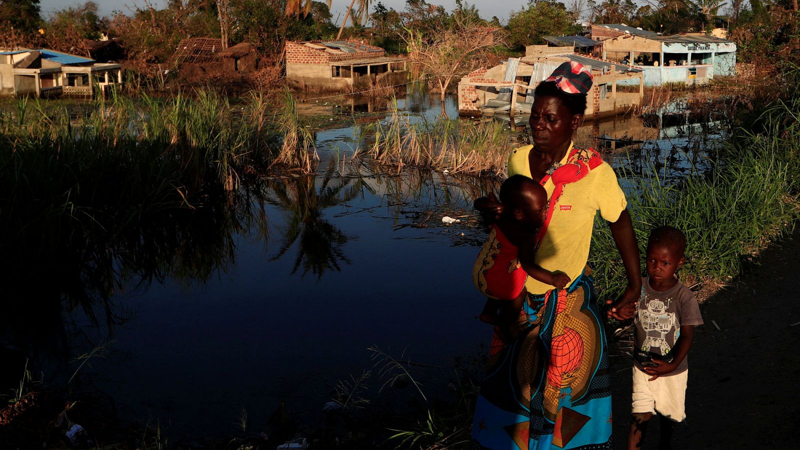 Telediario 1: El hambre acecha en Mozambique a los miles de damnificados por el ciclón 'Idai' | RTVE Play