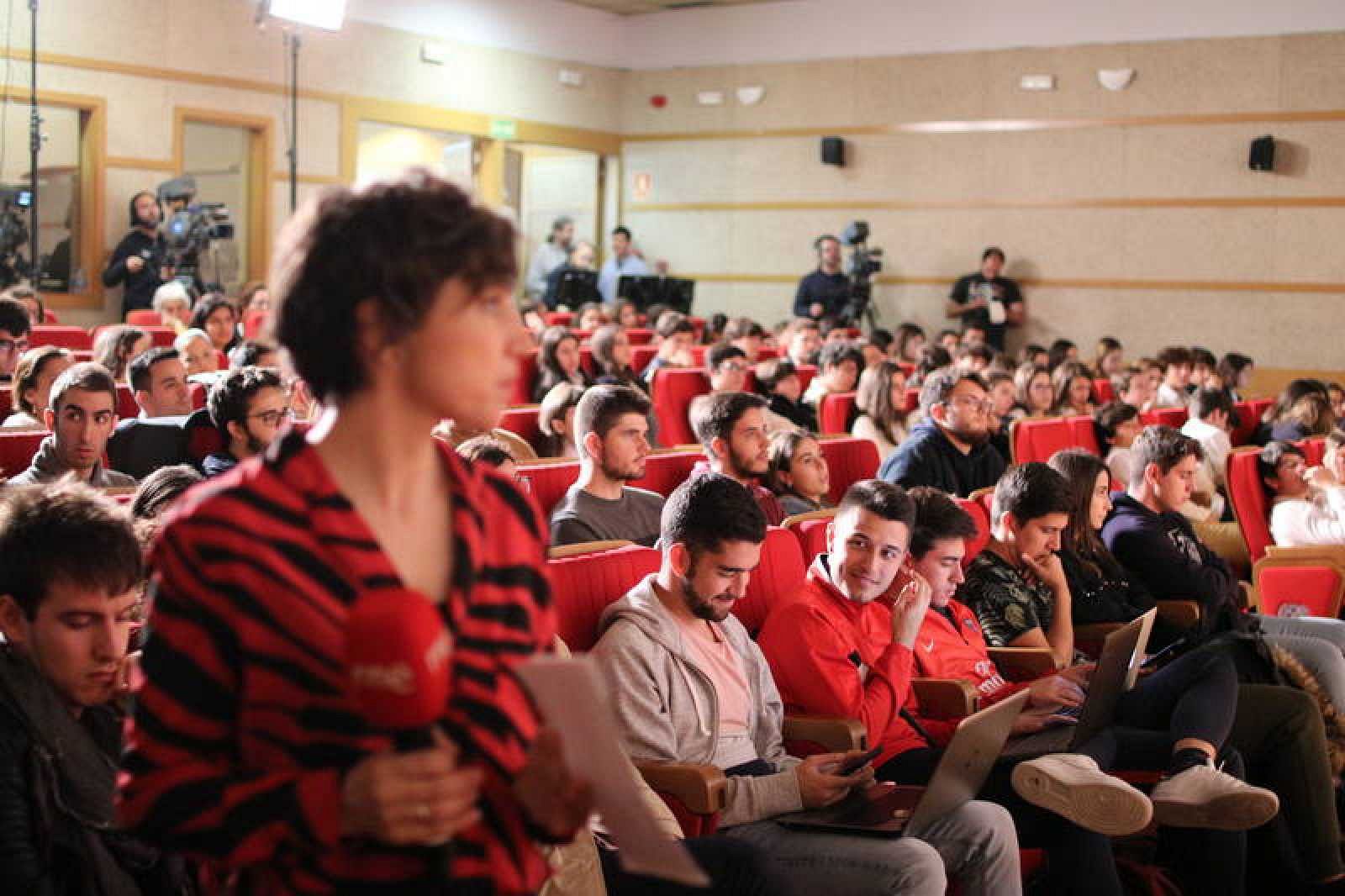 Radio 5 cumple 25 a�os en el periodismo y para celebrarlo se ha trasladado al lugar en el que muchos de sus profesionales empezaron dando sus primeros pasos en el medio. La Facultad de Ciencias de la Informaci�n de la Complutense se ha convertido est