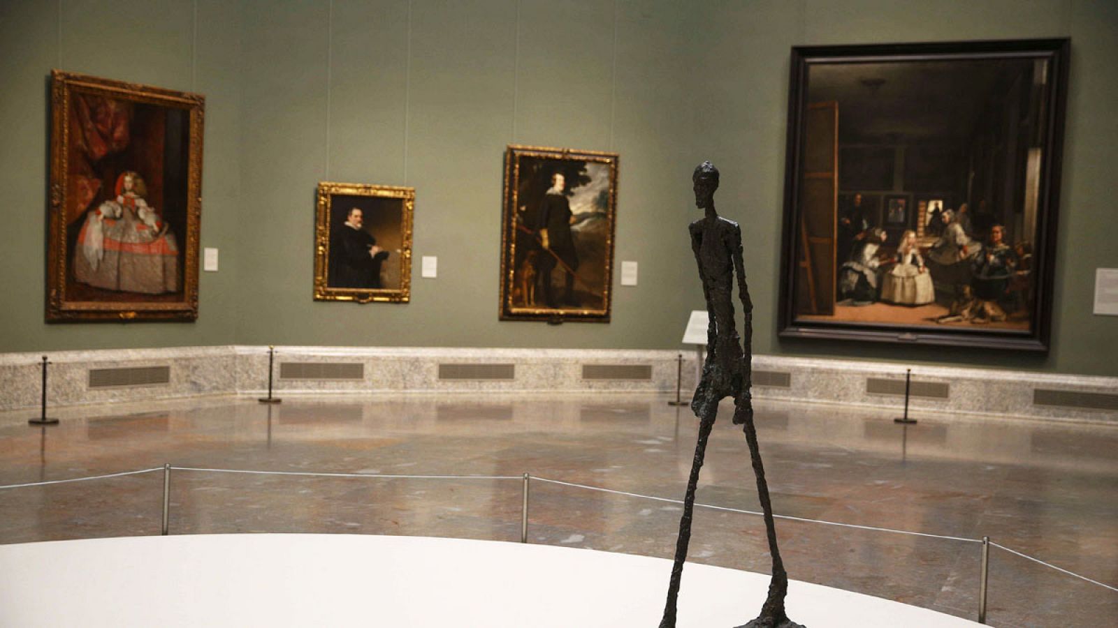 La genialidad de Giacometti se funde con la de los grandes maestros del Museo del Prado en una exposición que, desde el 2 de abril al 7 de julio de 2019, recorre varias salas de la colección permanente del edificio Villanueva. La muestra, compuesta p