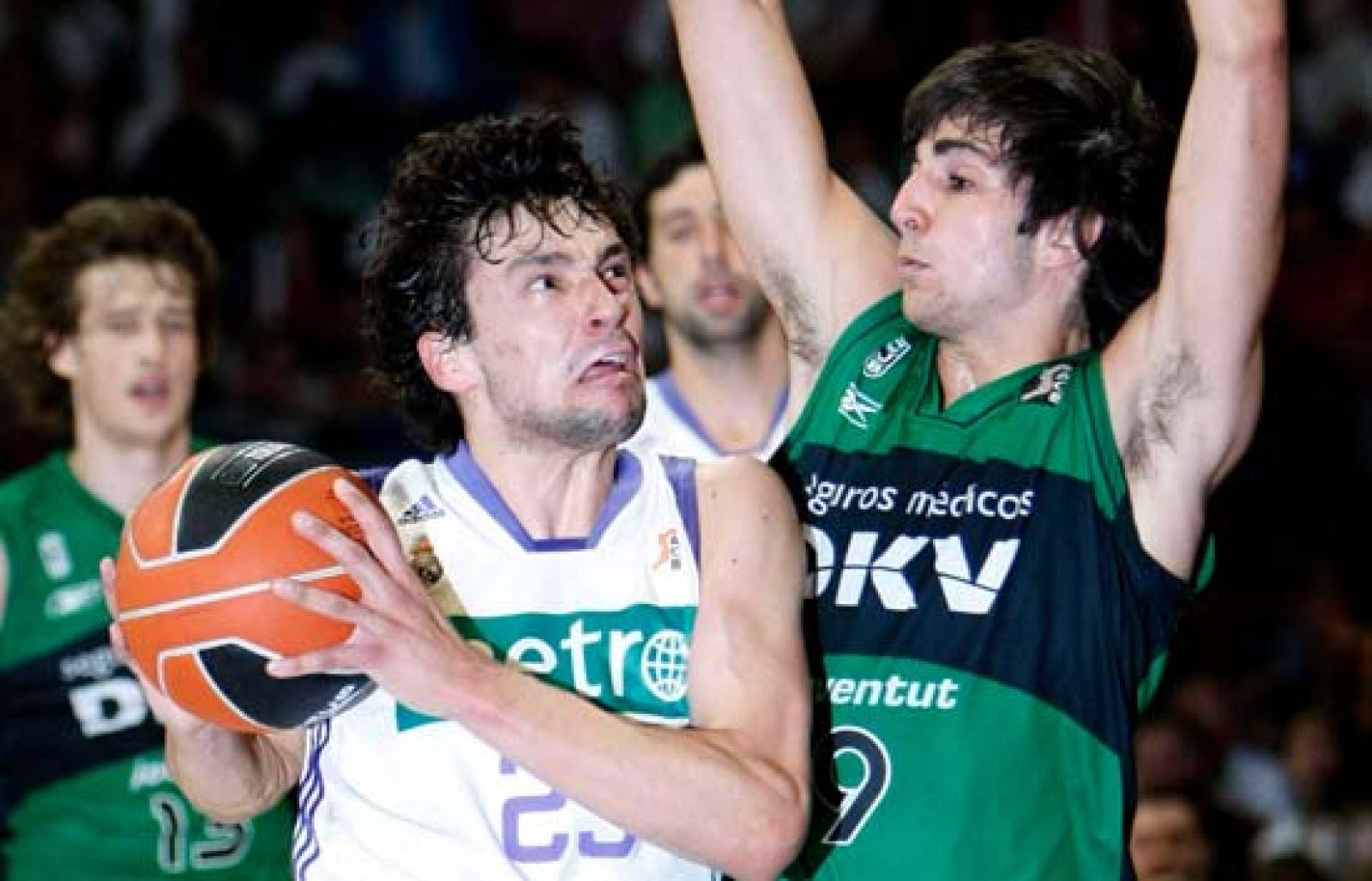El Real Madrid derrota con contundencia al DKV Joventut en el tercer y definitivo partido de los cuartos de final de los playoffs de la ACB (78-61). Los de Joan Plaza jugarán en semifinales contra el TAU Vitoria. 
