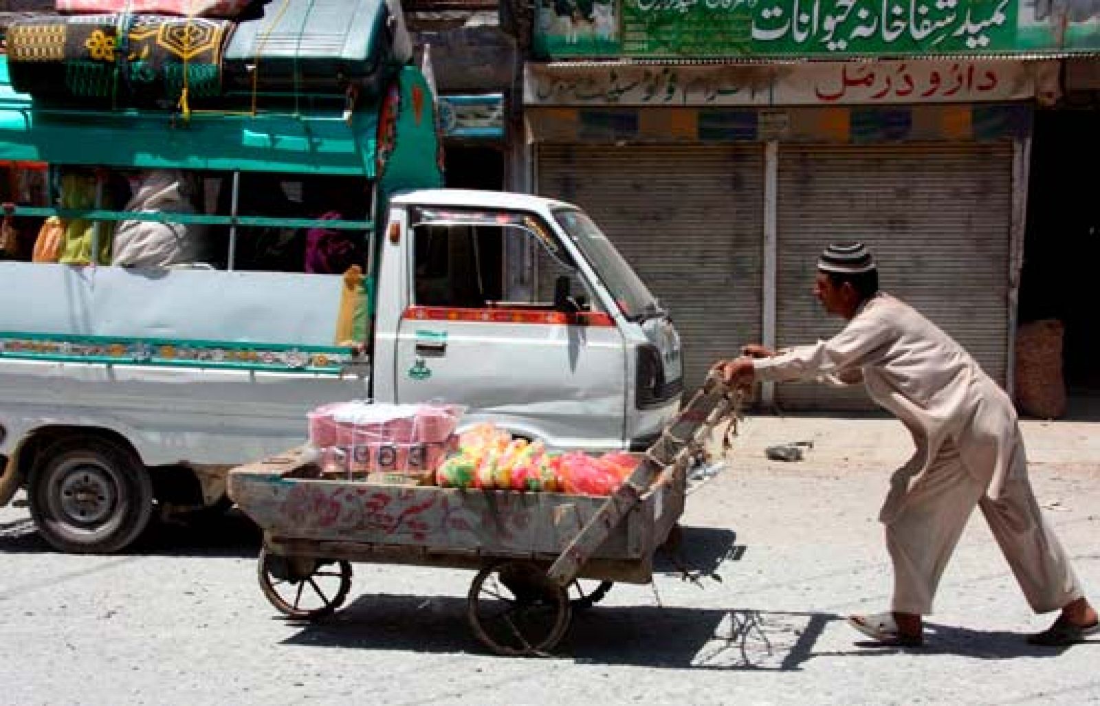 El Ejército de Pakistán ha tomado el control de varios puntos estratégicos de la principal ciudad del norteño valle de Swat, Mingora, donde inició este sábado una ofensiva contra los talibanes y de la que han huido miles de ciudadanos.