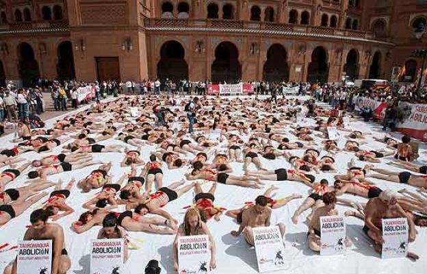 Desnudos contra los toros