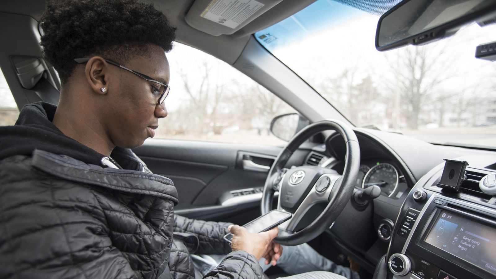 "Distraídos al volante" presenta las distintas distracciones al volante, que con frecuencia se cometen a diario. En Estados Unidos se ha puesto en marcha un estudio con varios voluntarios y el resultado es sorprendente