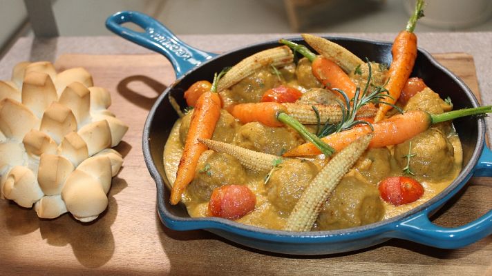 Ensalada de quinoa con naranja y albóndigas con verduras