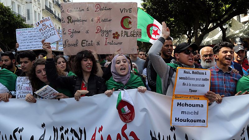 Los argelinos celebran "el fin de la era Buteflika" aunque el régimen continúa en el poder