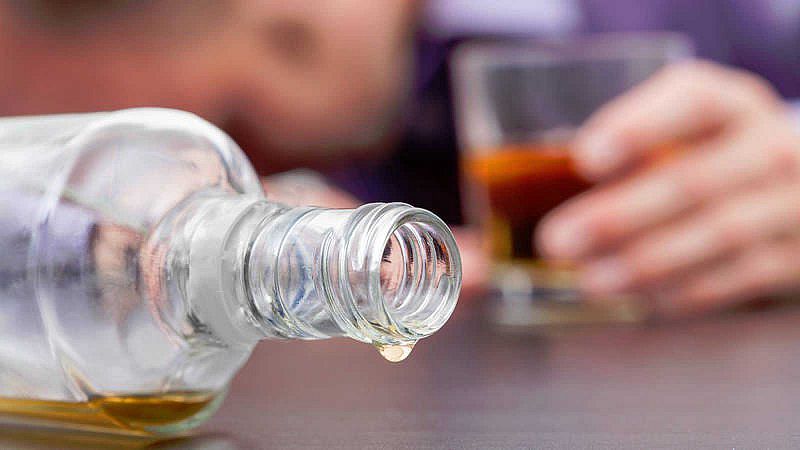 Los daños en el cerebro por el consumo de alcohol no se detienen al dejar de beber