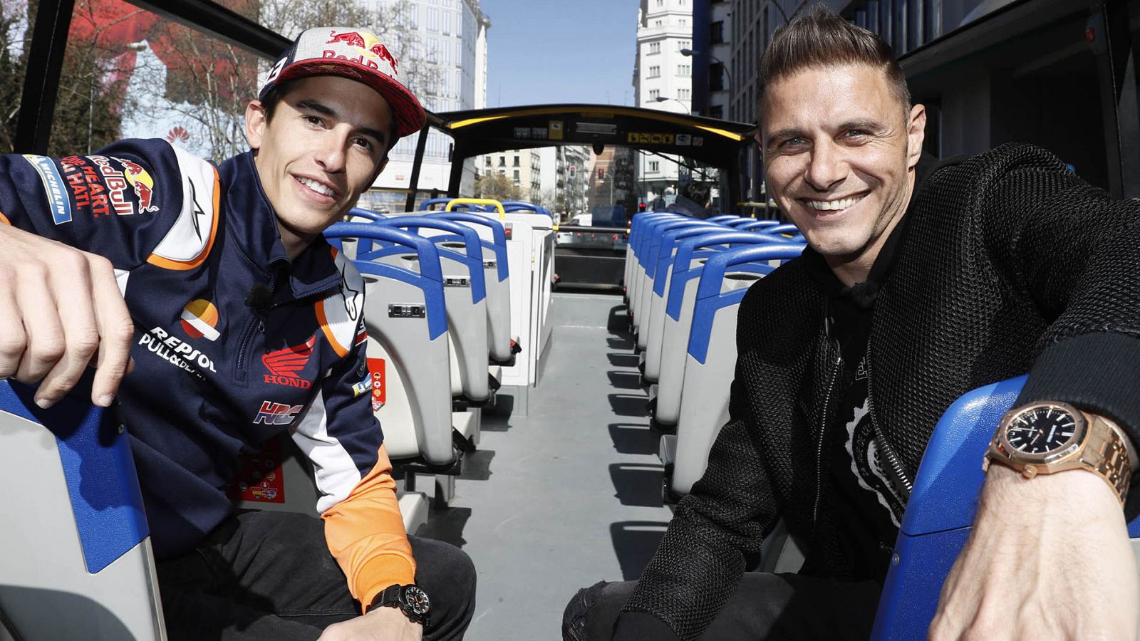 Joaquín da una divertida sorpresa a Marc Márquez - RTVE.es - Motociclismo | Ver