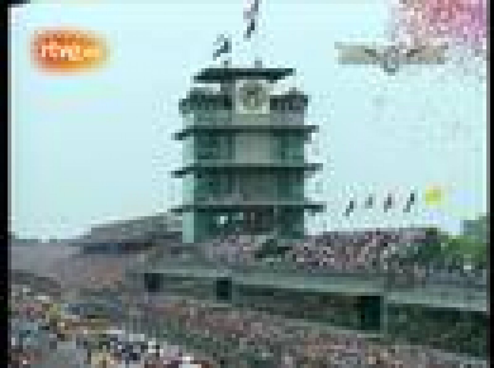 El piloto brasileño Helio Castroneves ha consiguido su tercera victoria en las 500 millas de Indianápolis, tras partir desde la  'pole position', en una prueba en la que el español Oriol Servi se  vio obligado a abandonar tras una avería en su coche.