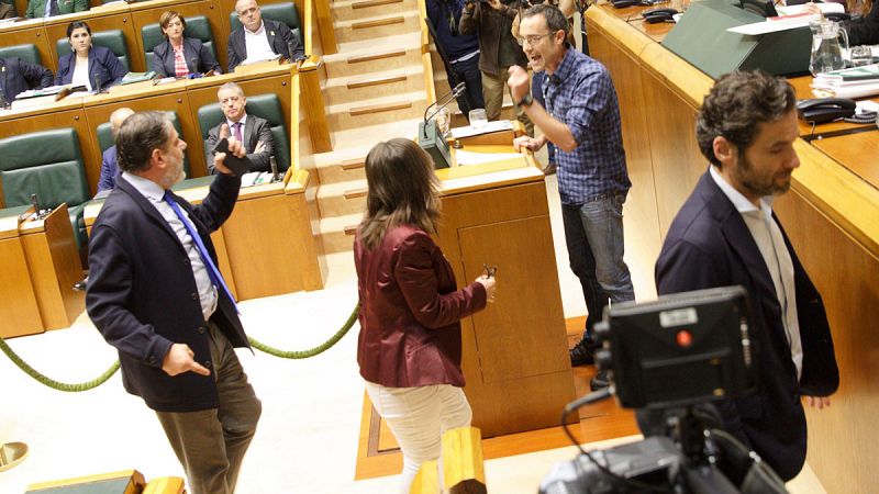 El parlamento vasco aprueba con tensión la Ley de Víctimas Policiales