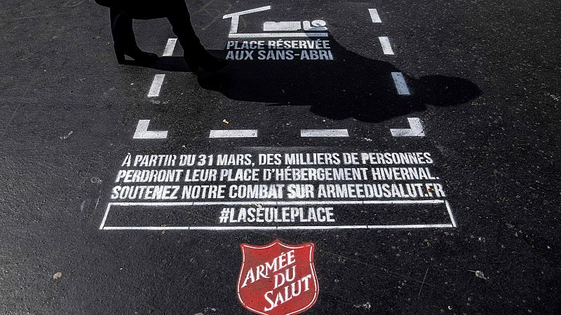 El cierre de los albergues temporales en Francia devolverá a la calle a miles de indigentes