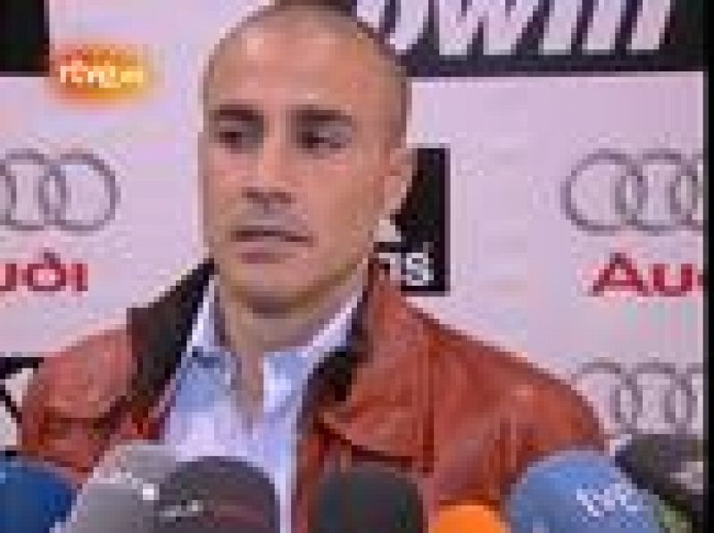  El defensa italiano del Real Madrid Fabio Cannavaro se despide de la afición tras el partido contra el RCD Mallorca, correspondiente a la 37º jornada de la liga en Primera División disputado en el estadio Santiago Bernabeu de Madrid.