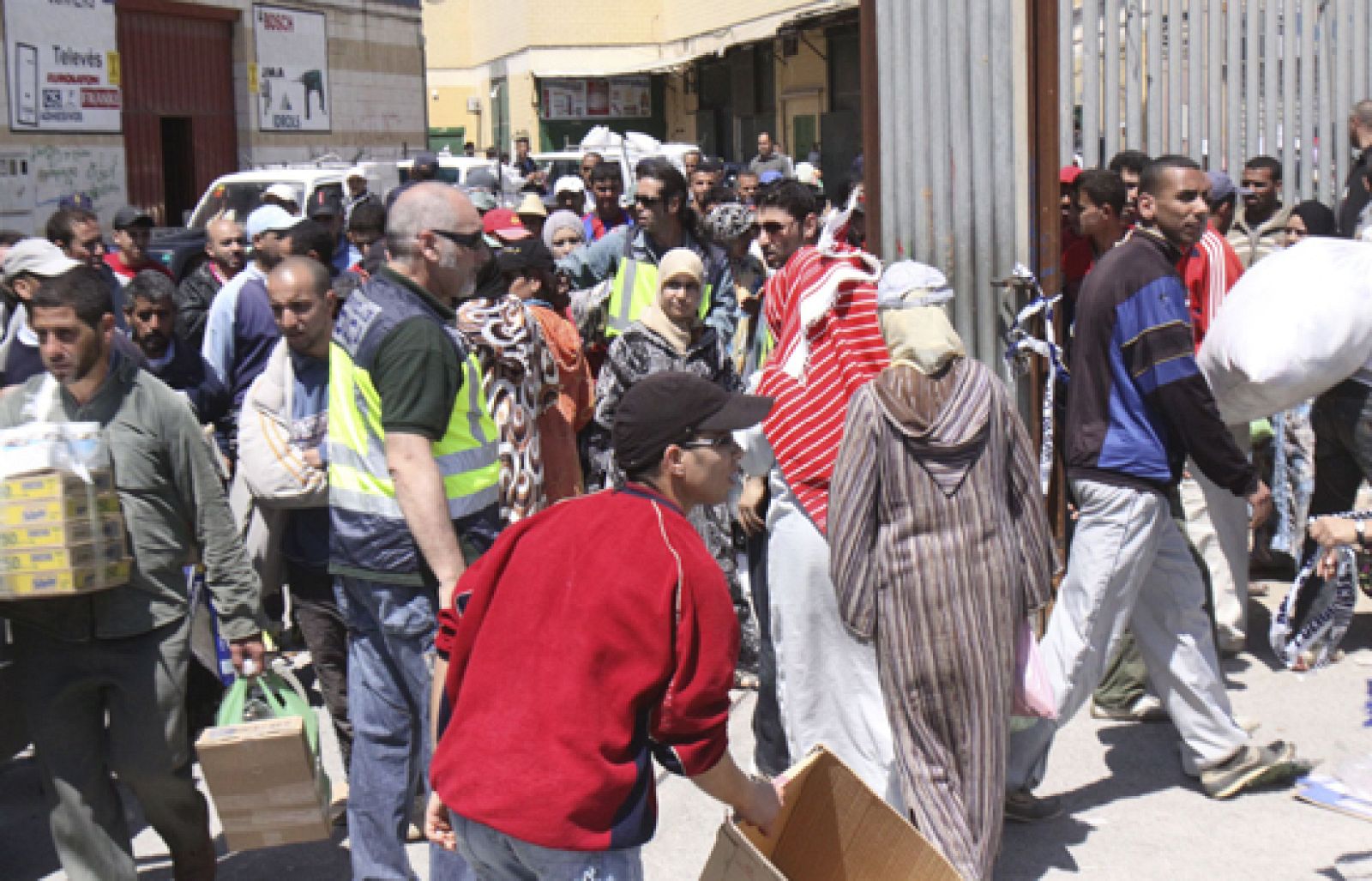 Por allí pasan cada día miles de porteadores que llevan a Marruecos las mercancías adquiridas en España.