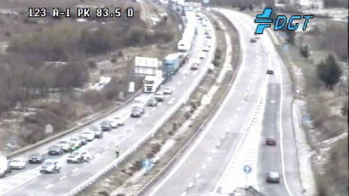 Telediario 1 - Casi 40 heridos y 50 vehículos accidentados en la A-1 a su p