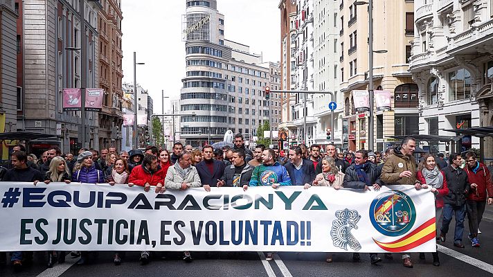 Telediario 1 - Miles de personas reclaman en Madrid la equiparación salarial de policías y guardias civiles con los cuerpos autonómicos