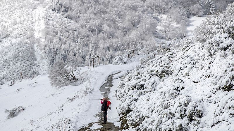 La nieve complica la circulación en las carreteras del norte de España