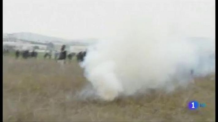 Telediario 1 - Tercer día de enfrentamientos entre refugiados y la policía griega