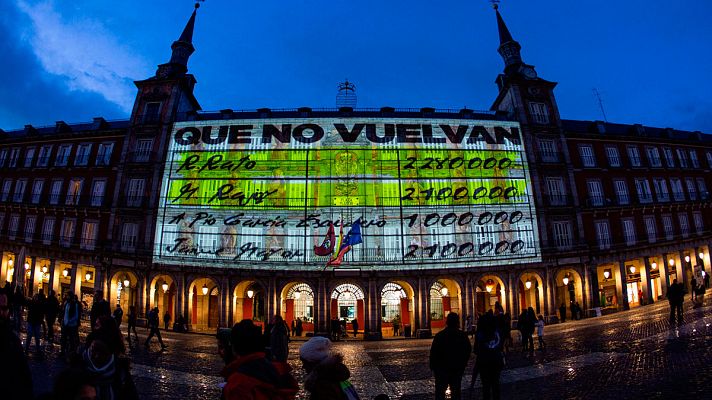 Telediario 1 - Podemos proyecta imágenes de los "papeles de Bárcenas" en la Plaza Mayor de Madrid