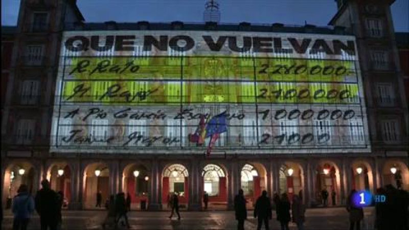 Podemos proyecta imágenes de los "papeles de Bárcenas" en la Plaza Mayor de Madrid