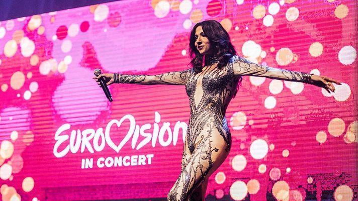 Dana International canta "Diva" en Ámsterdam