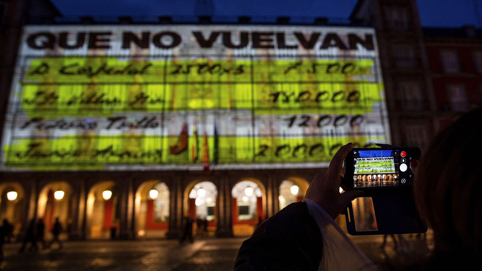 Podemos - Polémica por la proyección de los 'Papeles de Bárcenas' en la Plaza Mayor - RTVE.es