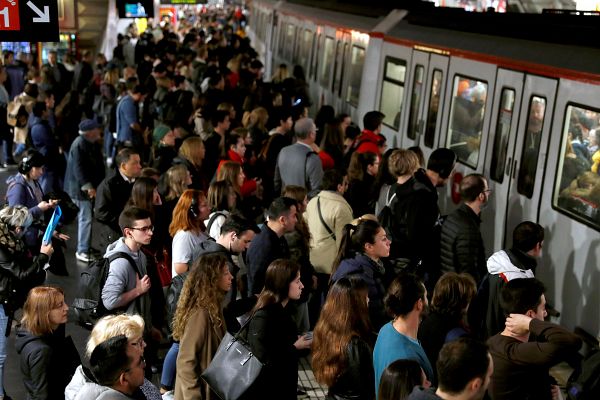 Telediario 1 - Huelga de metro en Barcelona como protesta por el amianto