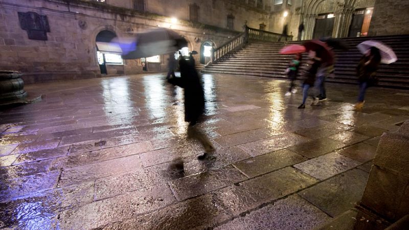 Descenso generalizado de las temperaturas y lluvia fuerte en Galicia - Ver ahora