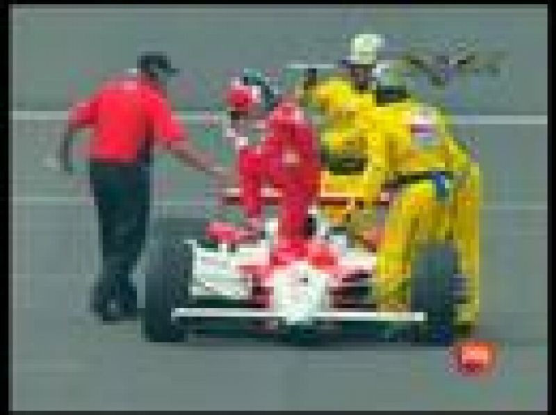En la Formula indy, en las 500 millas de Indianapolis tercera victoria para el brasileño Helio Castroneves.