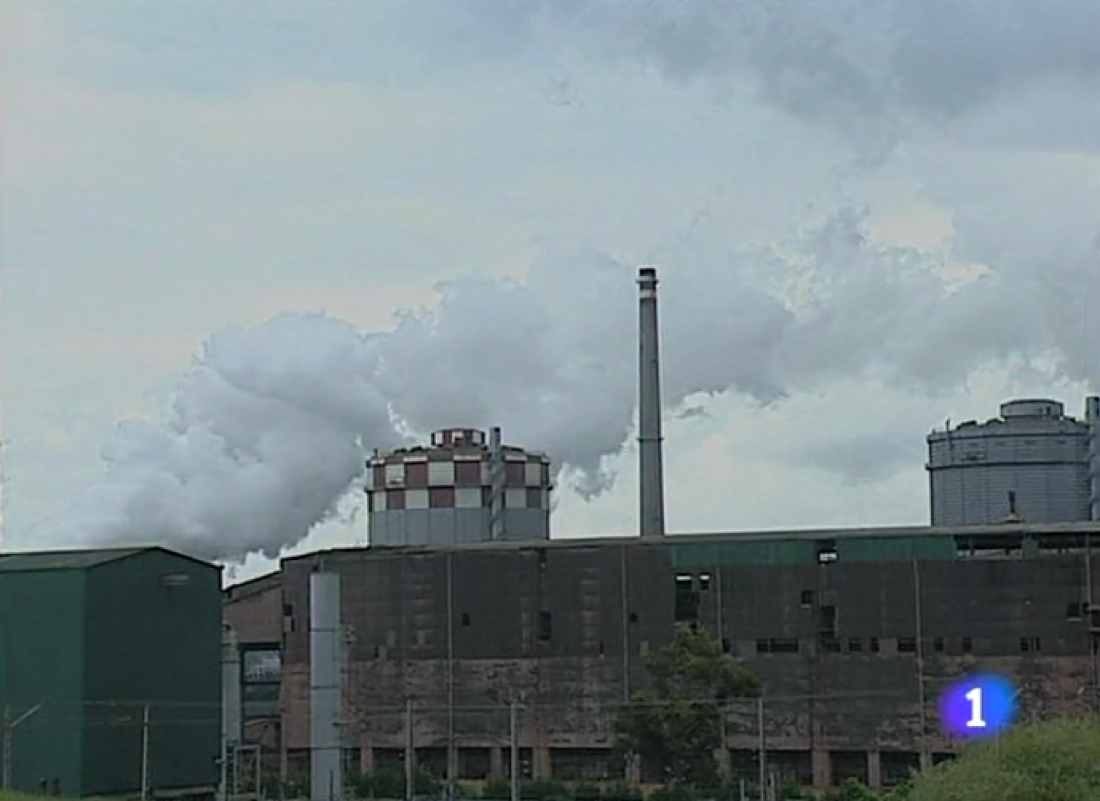  Los trabajadores de las empresas auxiliares de Arcelor han vuelto hoy al trabajo después del paro de ayer. El vicepresidente de Arcelor advertía en Madrid de un posible cierre del segundo horno alto de Gijón si mantenían la huelga. Y también se habla hoy en Asturias de las colas que han hecho los aficionados del Sporting de Gijón. Intentan conseguir entradas para el partido del domingo contra el Recreativo de Huelva en el que el equipo se juega la permanencia en primera.