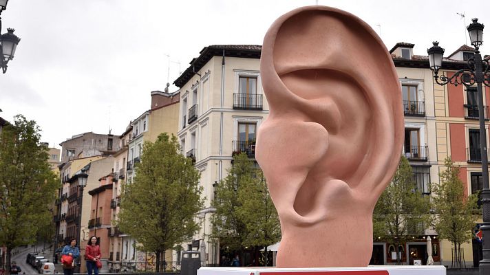 Instalan en Madrid una oreja gigante para dejar mensajes a los candidatos a las elecciones generales