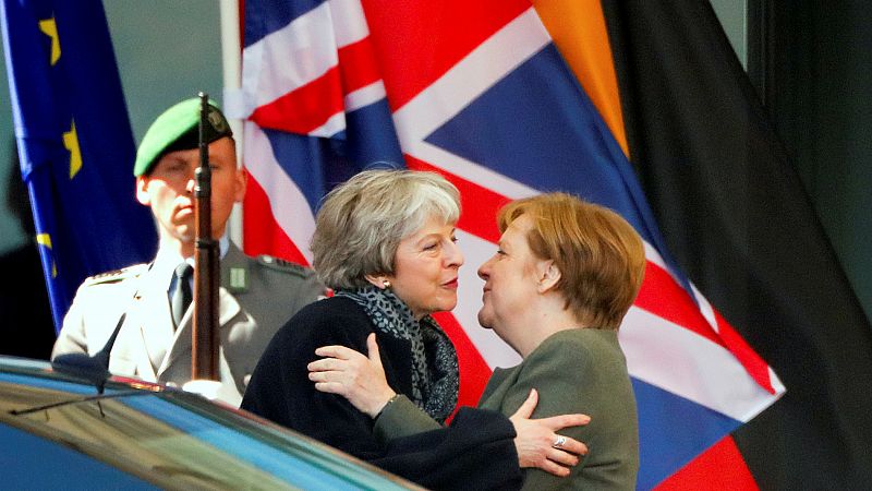 May busca apoyos en Alemania y Francia para salvar el 'Brexit'