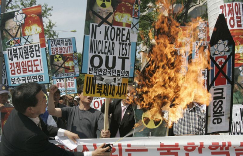 Corea del Norte ha hecho oídos sordos a las protestas por la prueba nuclear de ayer y ha vuelto a desafiar a la comunidad internacional lanzando otros dos misiles. 