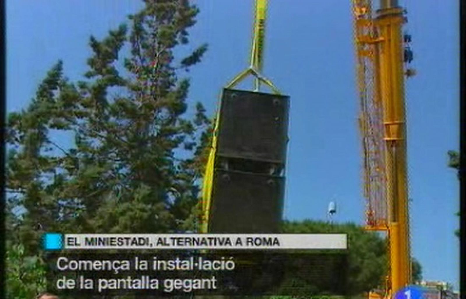 L'Informatiu: El Miniestadi, alternativa a Roma | RTVE Play