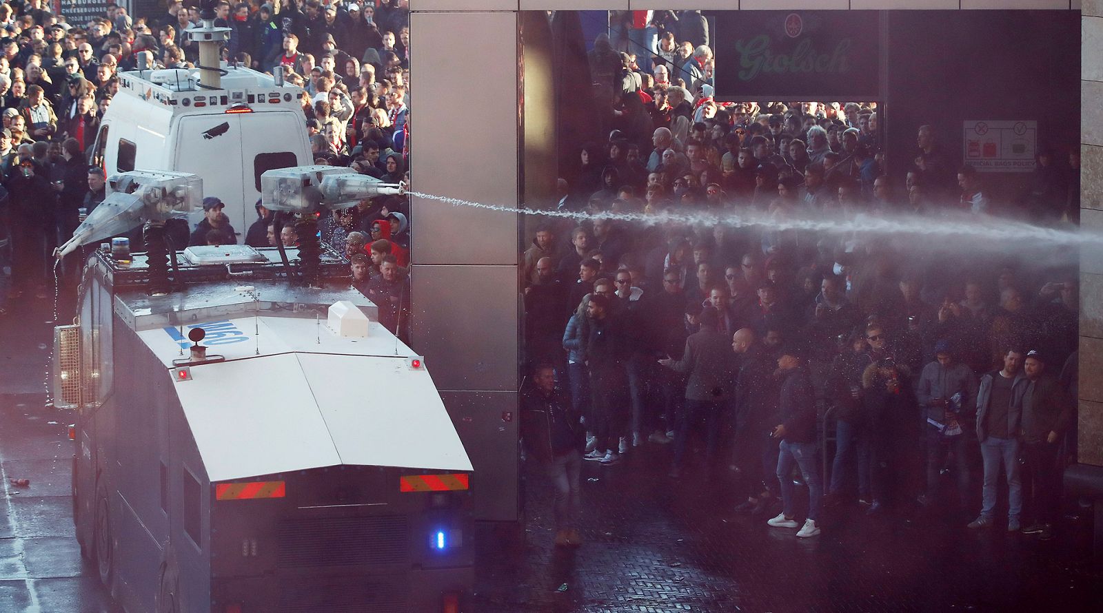 La Policía holandesa ha detenido a 120 ultras italianos antes del partido Ajax-Juventus. El primer ministro italiano, Matteo Salvini, recriminó el comportamiento de los radicales.