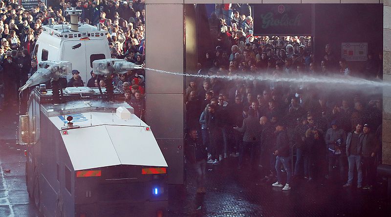 La Policía holandesa ha detenido a 120 ultras italianos antes del partido Ajax-Juventus. El primer ministro italiano, Matteo Salvini, recriminó el comportamiento de los radicales.