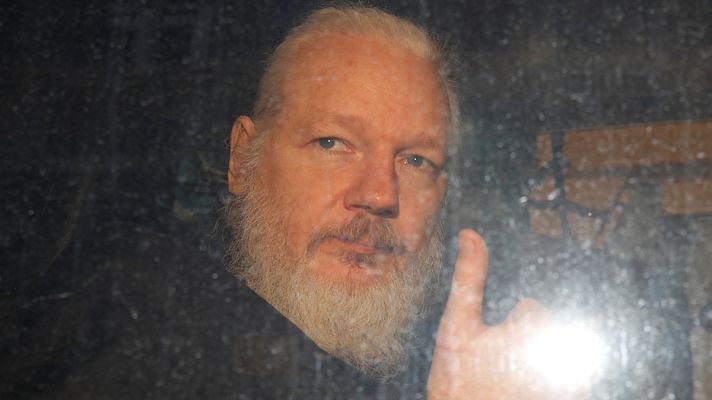 Informativo 24h - Julian Assange, detenido por la policía británica en la embajada ecuatoriana en Londres