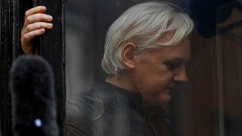Julian Assange, detenido por la policía británica en la embajada ecuatoriana en Londres