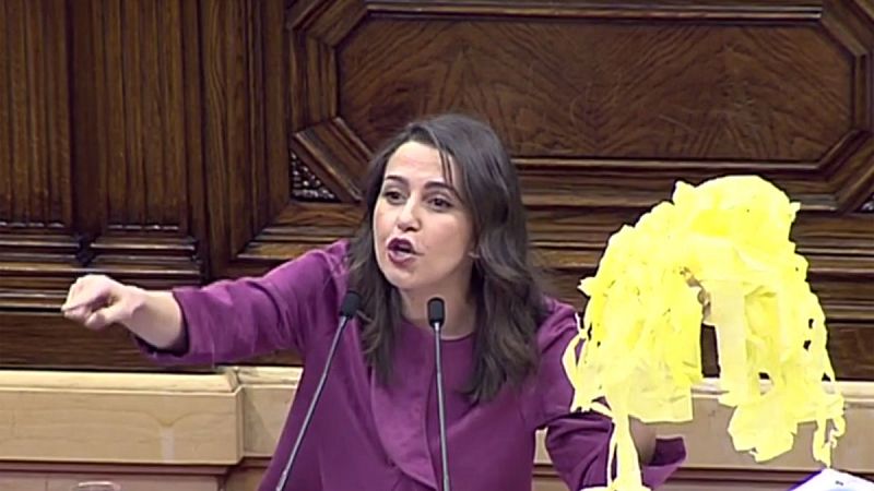 Arrimadas exhibe en el Parlament los lazos amarillos que ha retirado de lugares públicos