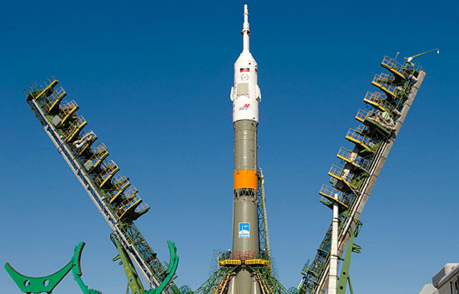Lanzan la nave Soyuz hacia la Estación Espacial Internacional con tres astronautas