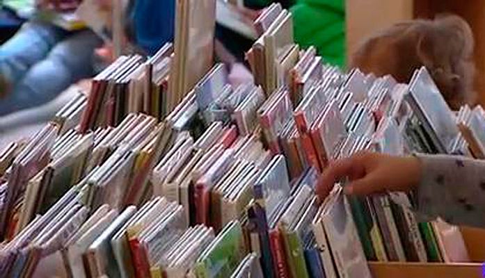 Telediario 1 - Escuelas públicas catalanas retiran de sus bibliotecas cuentos clásicos por sexistas