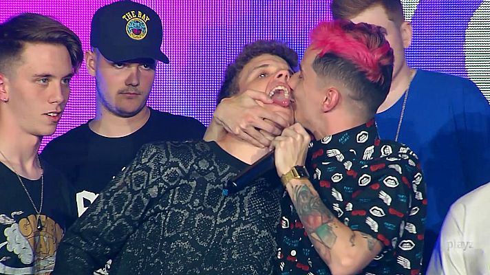 Réplica - El beso de Skone a Arkano en el freestyle final